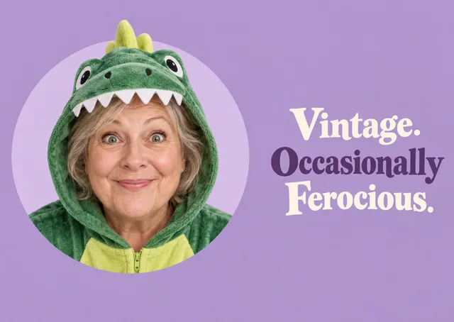 Una tarjeta de cumpleaños divertida para alguien a quien conoces bien, con un adulto en un pijama entero de dinosaurio de espuma y un chiste cariñoso y de humor seco. Ideal para un amigo, un hermano, una hermana o una pareja que siempre anda un poco desatado.