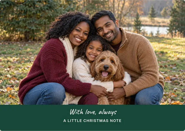 Ein Familienfoto über einem tiefgrünen Streifen, darunter ein handgeschriebener Weihnachtsgruß.